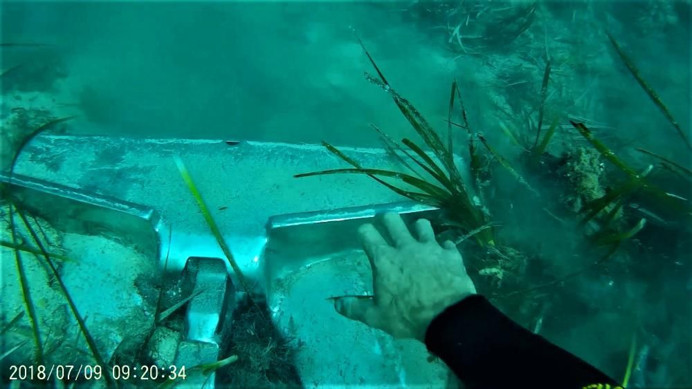 Yacht ankert in geschützten Seegraswiesen vor Portocolom