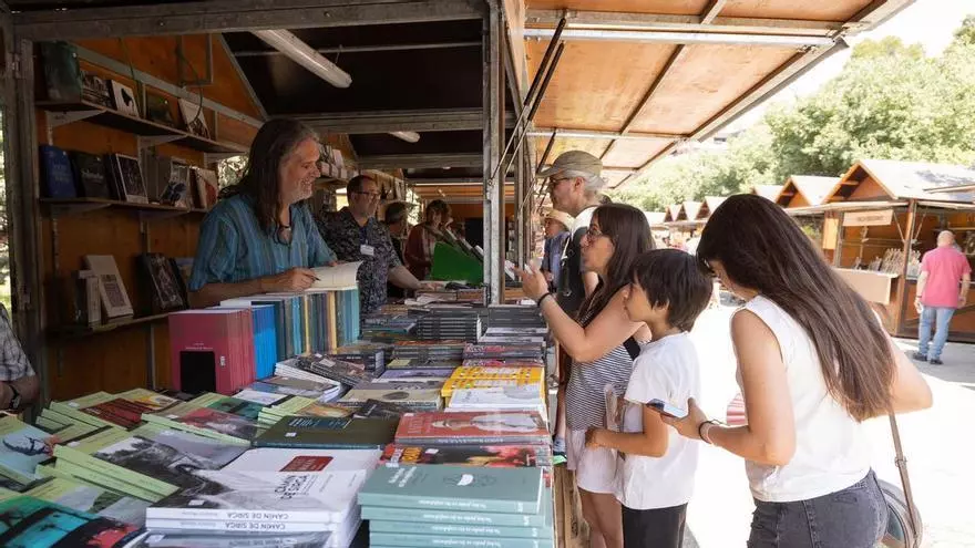 La Feria del Libro de Zaragoza echa andar en el Parque Grande marcada por el fallecimiento de José Manuel Blecua