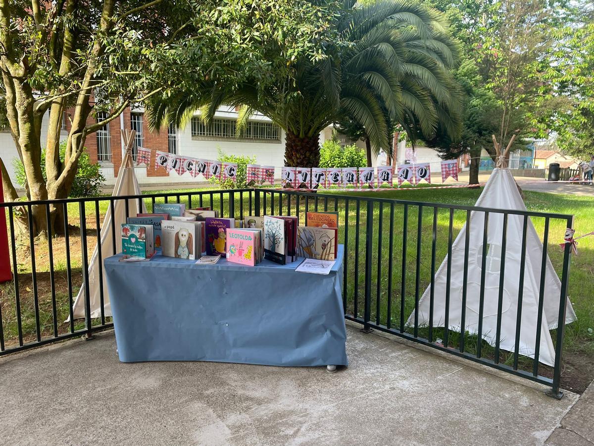 Picnic literario en el Colegio Maestros Arregui de Pola de Siero. Picnic literario en el Colegio Maestros Arregui de Pola de Siero.