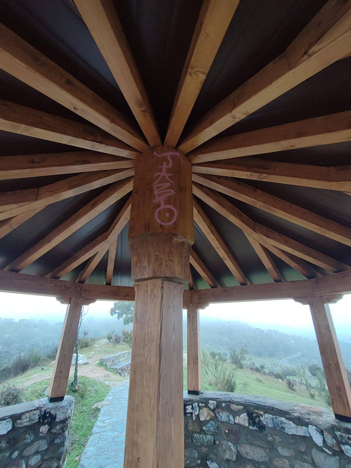 Grafiti en el mirador del monte Valcorchero de Plasencia.