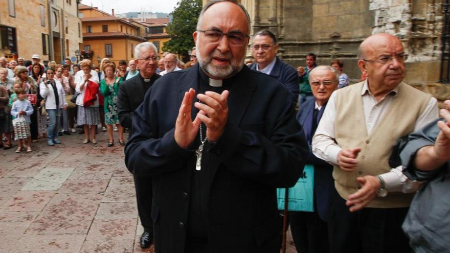 Jesús Sanz Montes, hace semanas, dirigiendo una oración por las víctimas de los atentados en Cataluña.