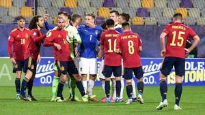 Mingueza -en la imagen, con el número 14- fue expulsado en su debut con la selección sub’21.