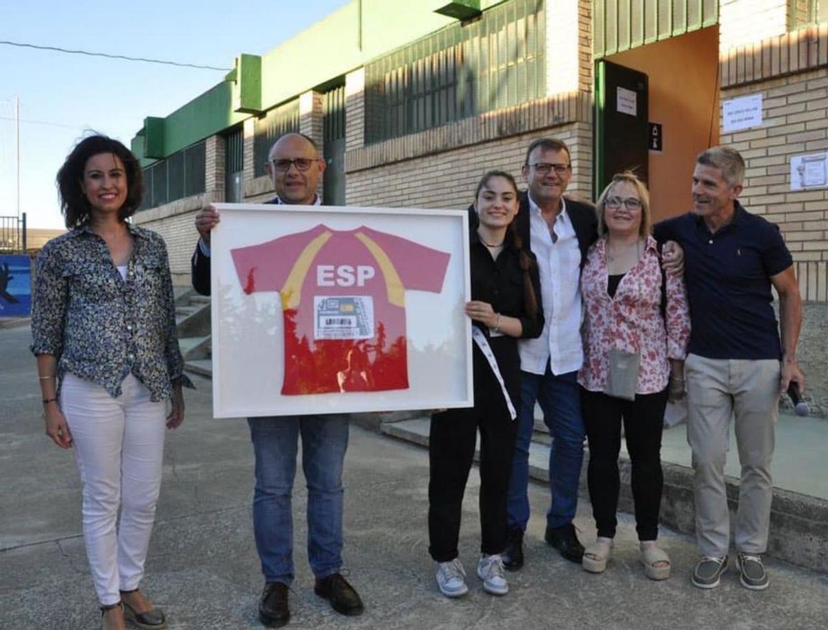 Laborda hizo entrega de su camiseta de la Selección al centro. | SERVICIO ESPECIAL