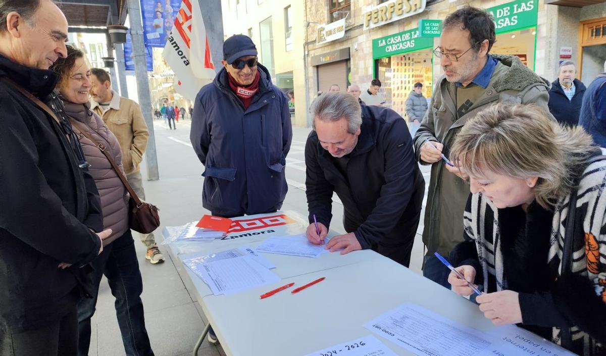 El alcalde firma la propuesta de CC OO y UGT para mantener el uso de la residencia de Los Tres Árboles. | VÍCTOR GARRIDO