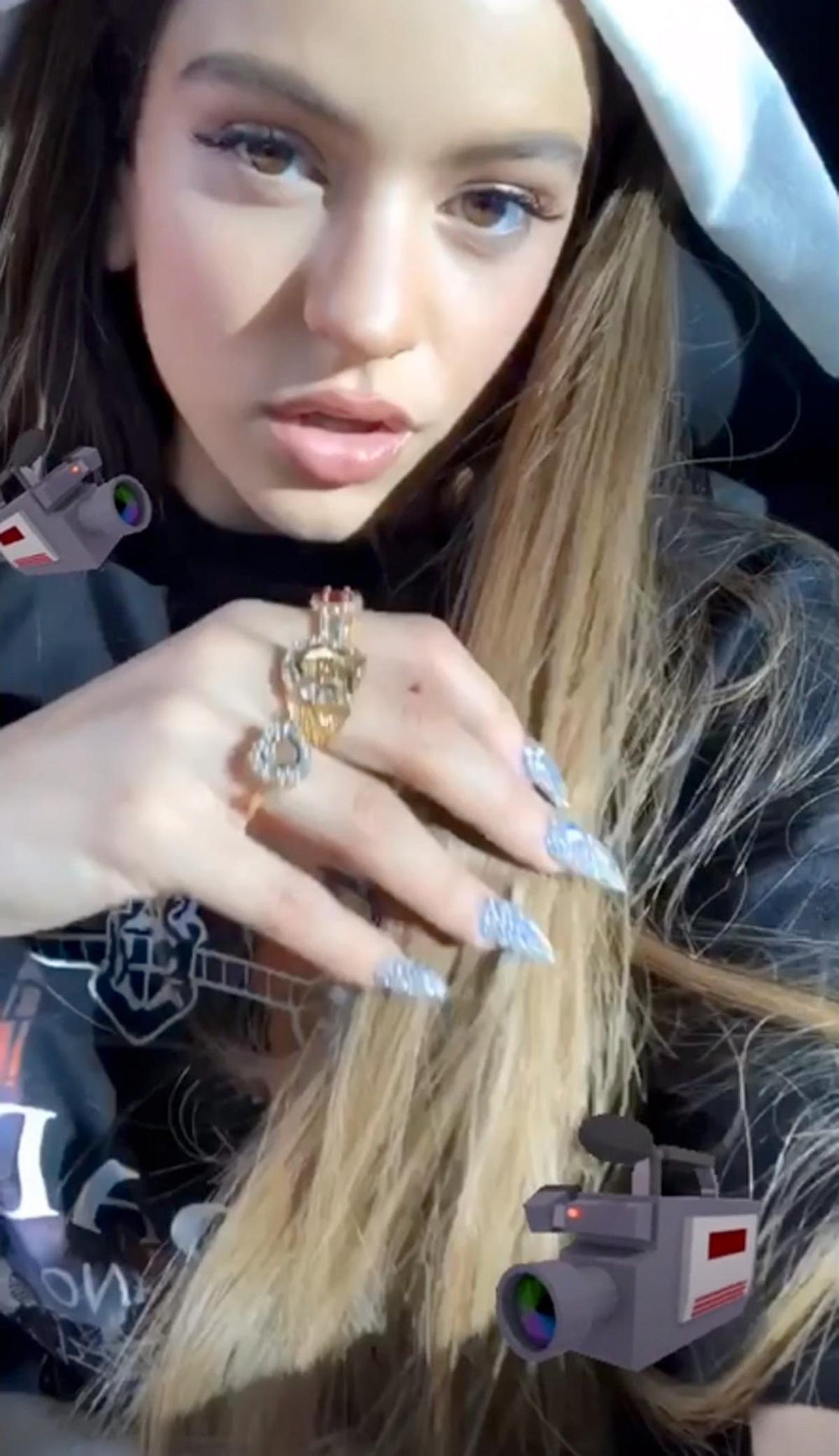 Rosalía con pelo rubio