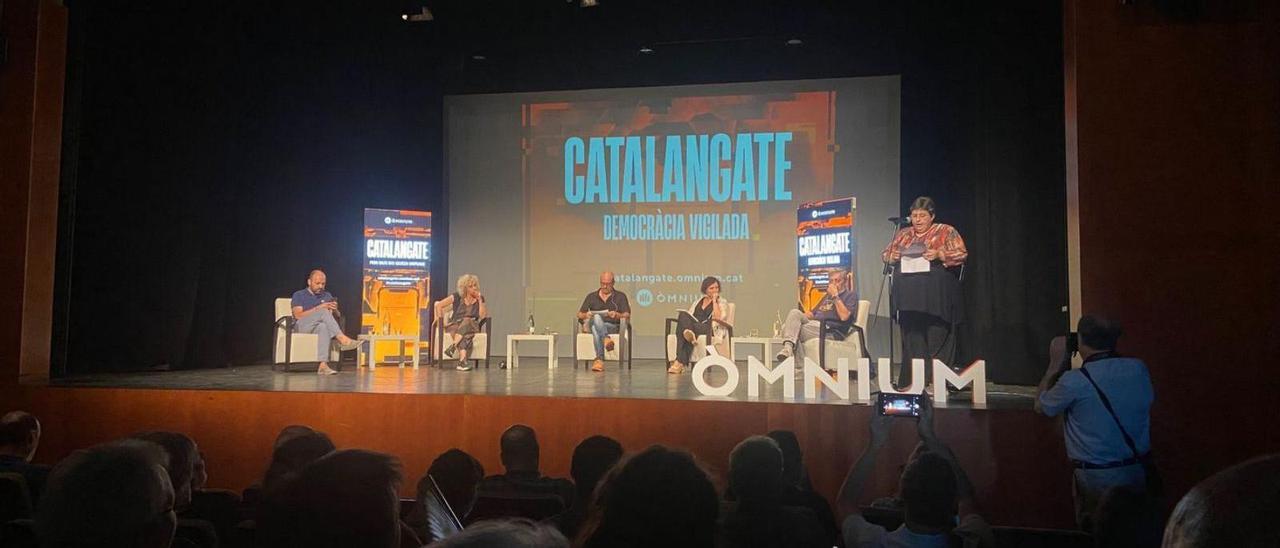 Col·loqui «Catalangate: democràcia vigilada» al Teatre Comarcal de Solsona | JÚLIA GARCIA