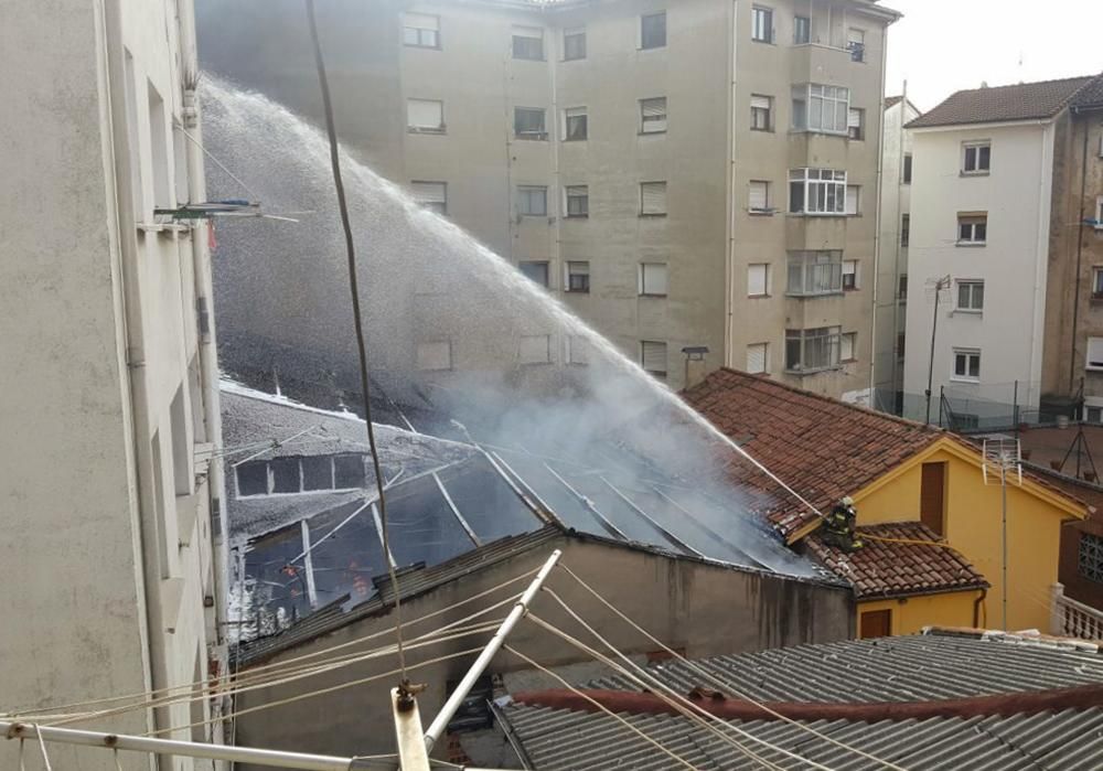 Incendio en un bazar chino de Oviedo.