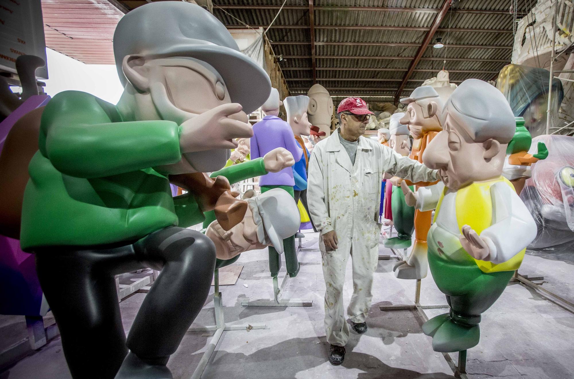 Constructores de Hogueras que plantan en Valencia terminan los últimos retoques de sus monumentos