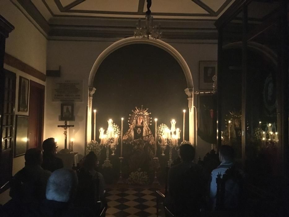 La Virgen de los Dolores, de la Orden Tercera de Siervos de María, ha estado durante toda la jornada expuesta en besamano y al culto en la iglesia de San Felipe Neri, con motivo de la festividad del Viernes de Dolores.