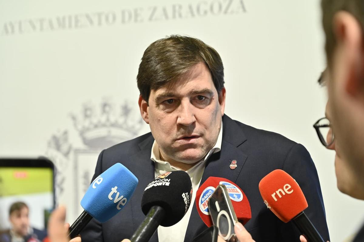 Reynaldo Benito, durante su atención a los medios de comunicación tras la recepción en el Ayuntamiento de Zaragoza.