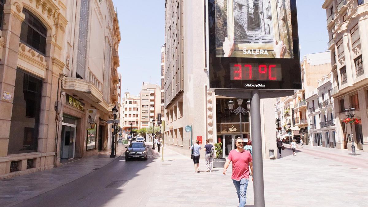 Un termómetro marca 37 grados en la puerta del Sol de Castelló.