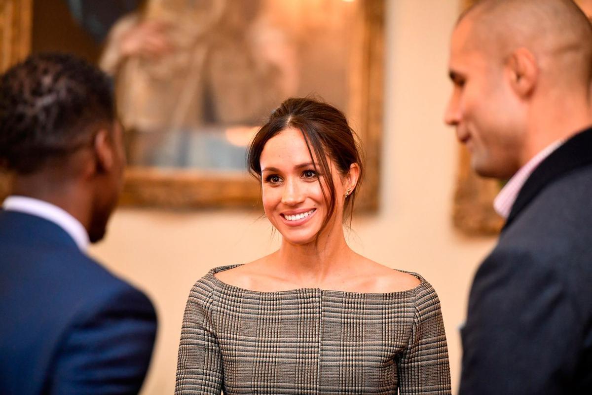 Meghan Markle con blazer 'off shoulders' y estampado Príncipe de Gales