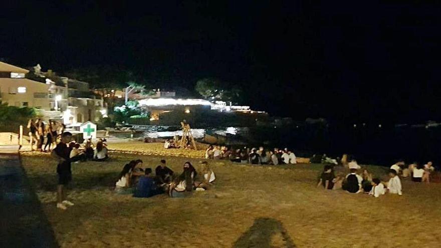 Palafrugell sanciona 79 persones en dues nits per fer «botellón» a la plaja