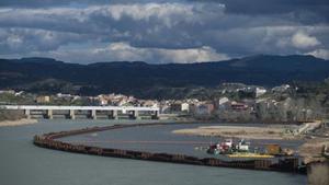 Inicio de los trabajos de descontaminación, en marzo del 2013, de lodos de Ercros en el embalse de Flix.