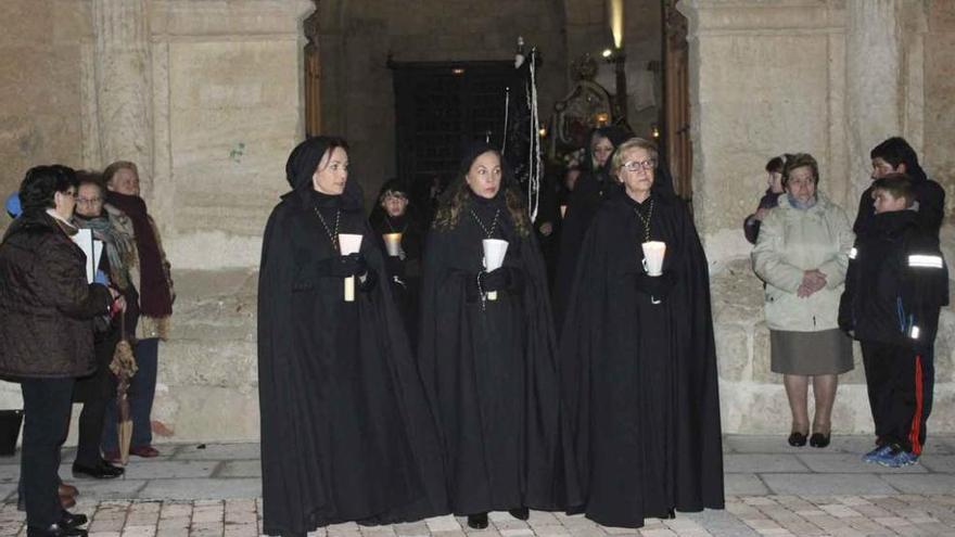 Salida de las cofrades de la iglesia de San Juan.