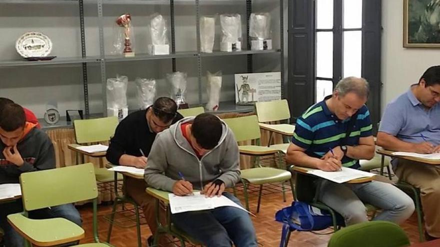 Seis personas superan el examen obligatorio para ser cazador en Castellón