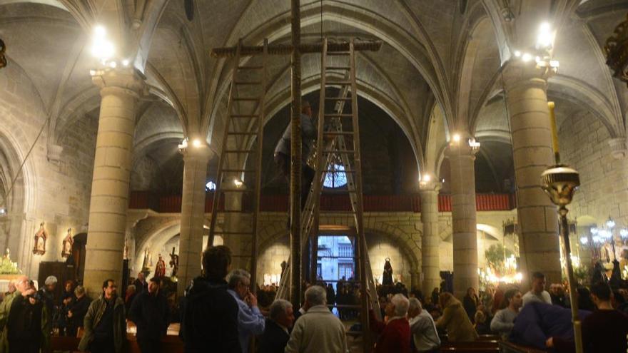 Preparativos del desenclavo en la excolegiata de Cangas.// Gonzalo Núñez