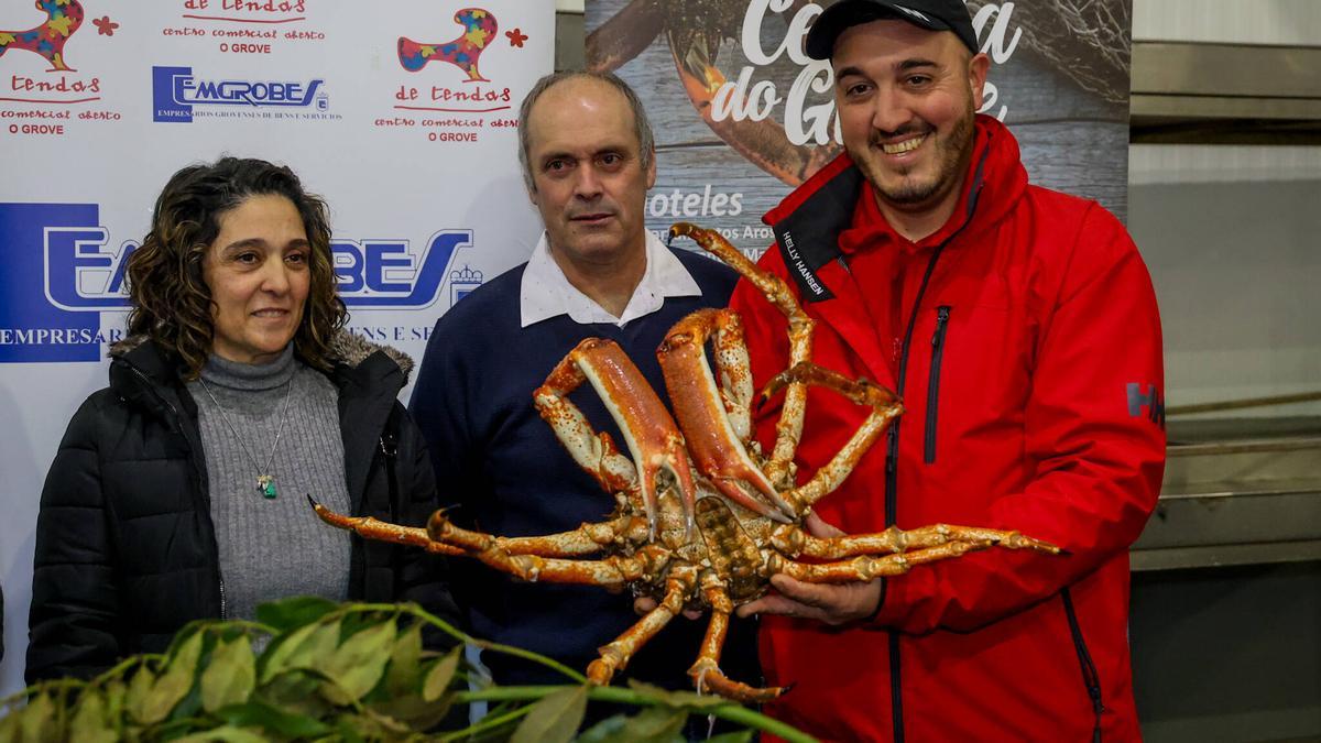 La patrona mayor, el vicepatrón y un pescador de centollo, en la lonja de O Grove.