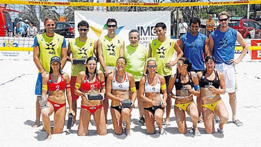 Campeones y finalistas posan con sus trofeos tras finalizar el Open Palma.