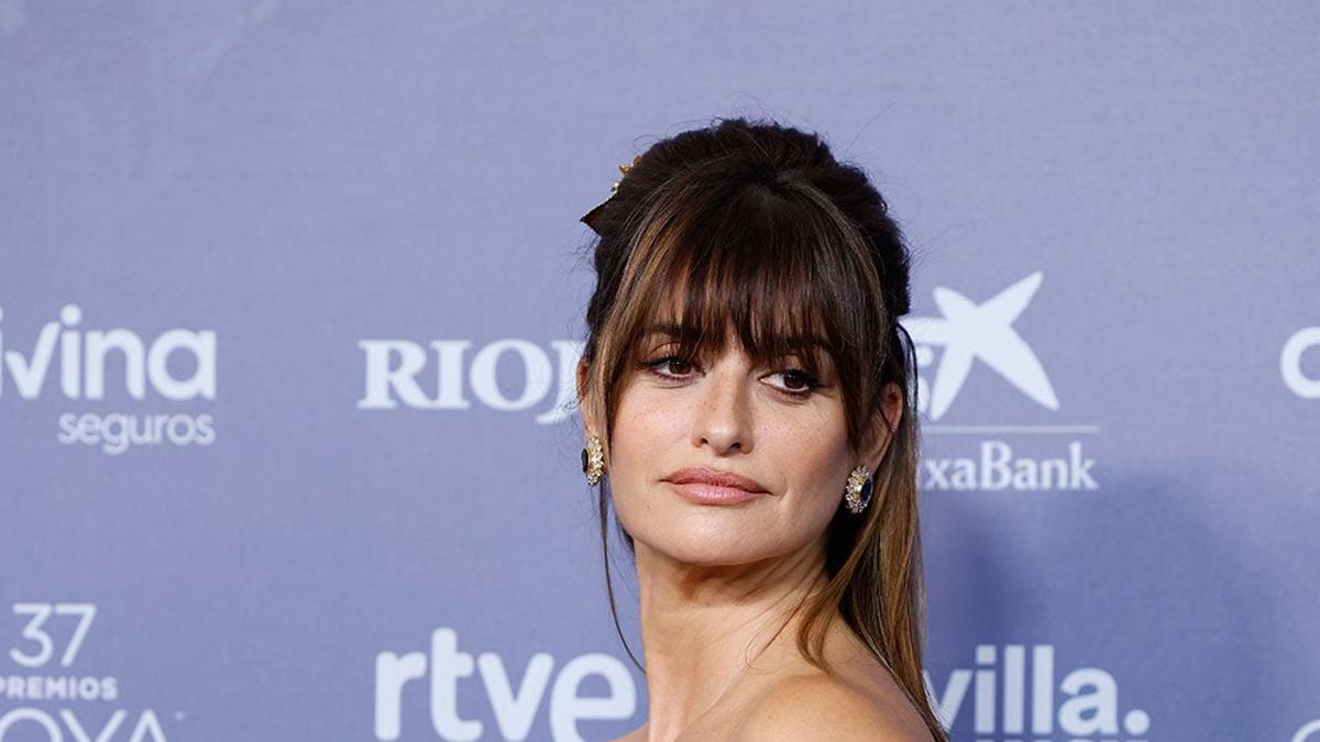 Penélope Cruz en los Premios Goya 2023 acompañada de su hermano: encorsetada y con mantilla