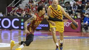 Calathes controla el balón presionado por Jordan Davis