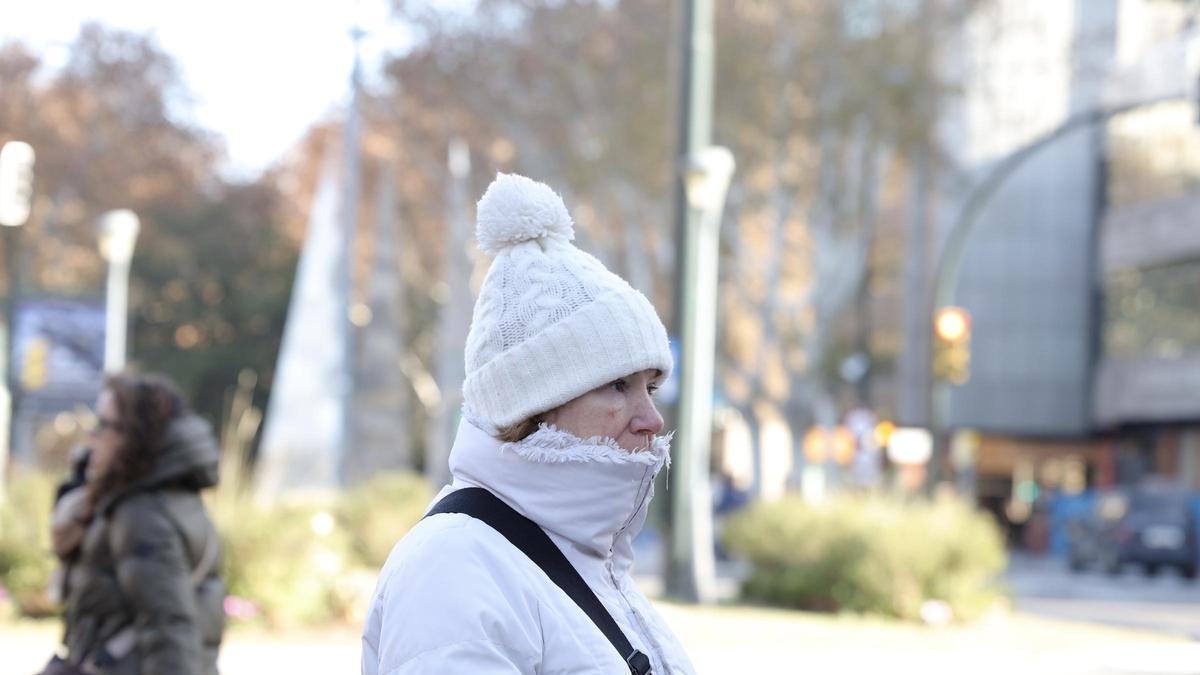 Una mujer se protege del frío en Zaragoza, en una imagen de archivo