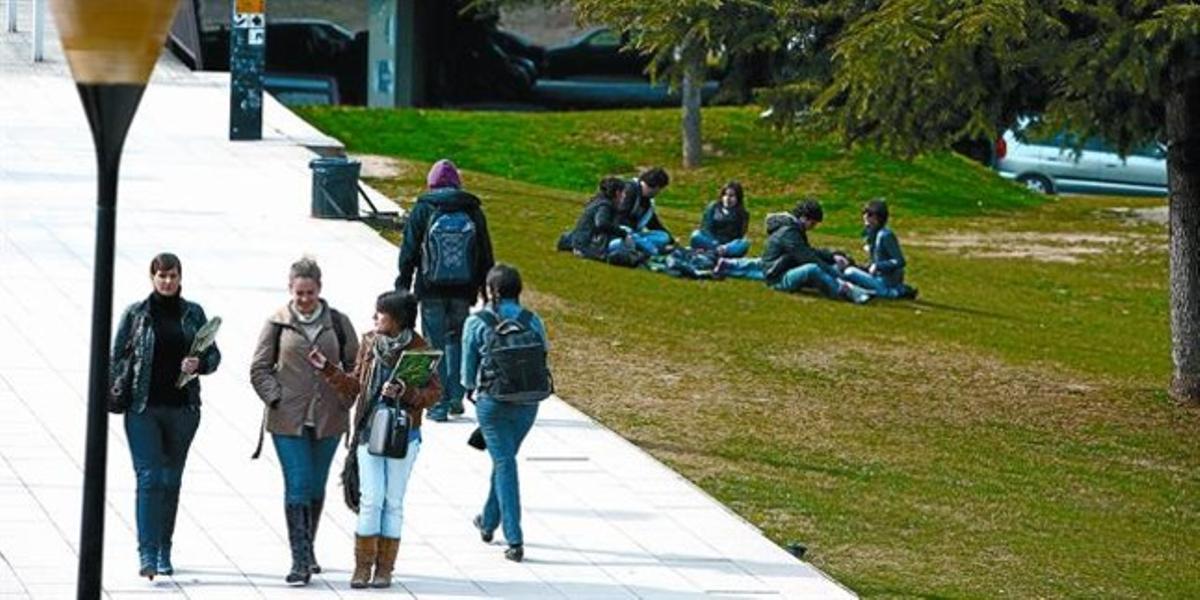 Estudiants al campus de Bellaterra de la Universitat Autònoma de Barcelona.
