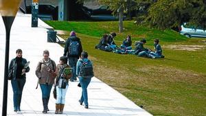 Estudiants al campus de Bellaterra de la Universitat Autònoma de Barcelona.