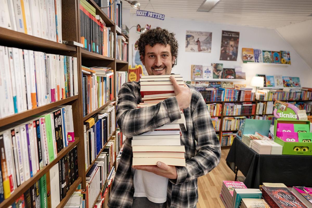 En aquests deu anys, Eloi Salvat ha construït un fons amb els llibres que, segons el seu criteri, són essencials en qualsevol llibreria.