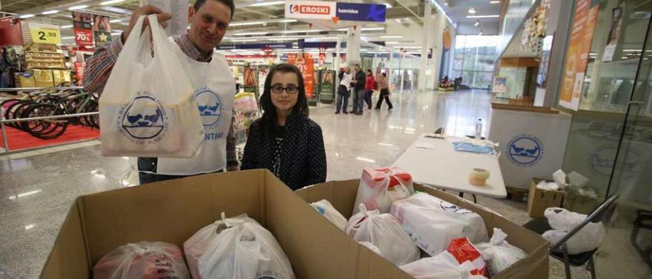 Campaña de recogida de alimentos en el centro comercial Deza de Lalín. // Bernabé/Gutier