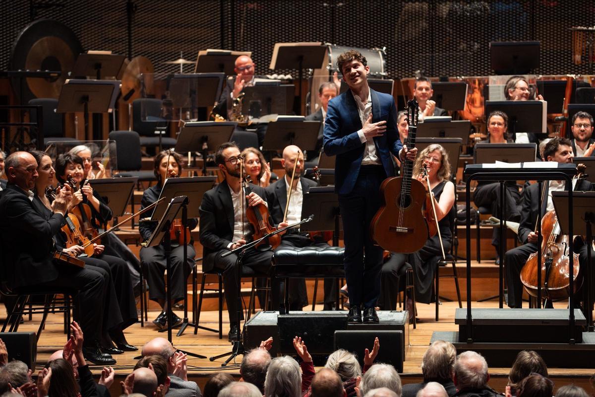 La Sinfónica de Galicia en Bristol: la orquesta viaja de A Coruña al Reino Unido y abre su gira británica con el público en pie