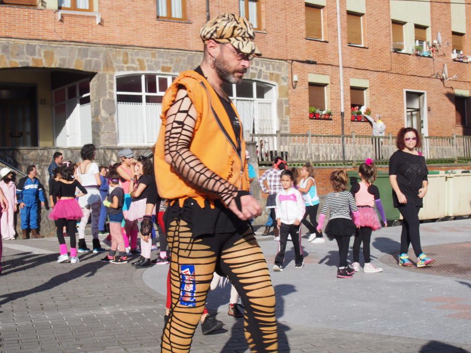 Carbayín Bajo baila con el colectivo "La xata la rifa"