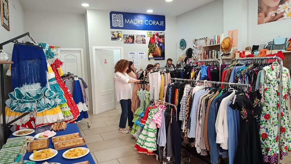 Interior de la tercera tienda de Madre Coraje en Córdoba, en Medina Azahara.