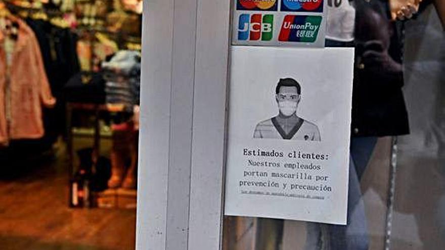 Un cartel de una tienda que anuncia medidas preventivas por parte de su personal.