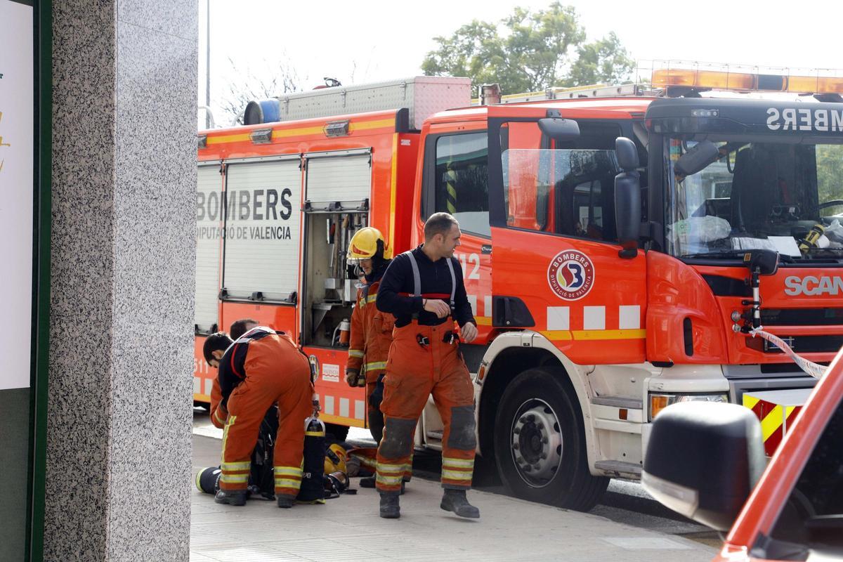 Bomberos durante una actuación en Alzira, en una imagen de archivo.