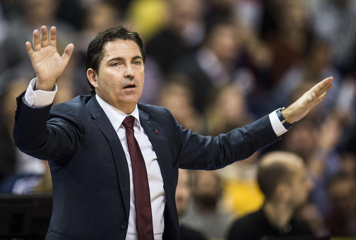 Xavi Pascual da órdenes desde el banquillo en un partido de la Euroliga.