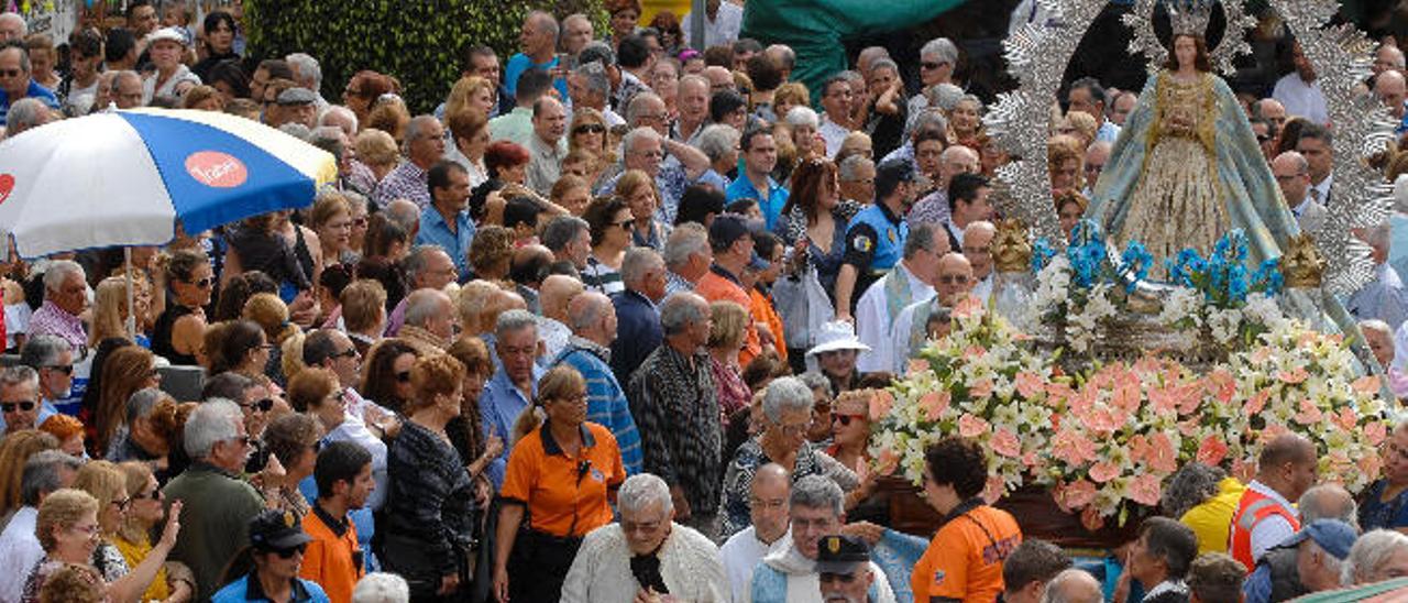 La Inmaculada Concepción durante su procesión en la Carretera General de Jinámar con los miles de fieles a su alrededor.