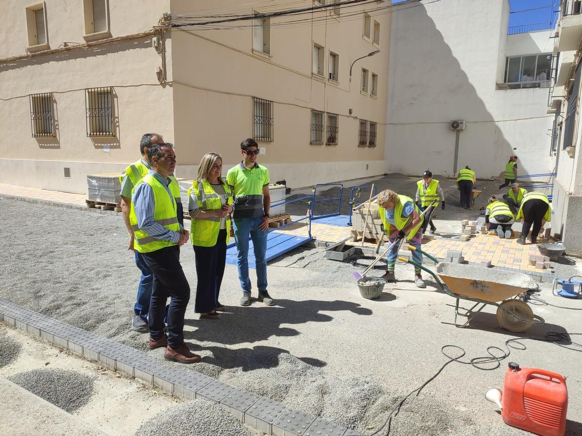 Obras del PFEA en la calle Luis Carrillo de Sotomayor, en Baena.