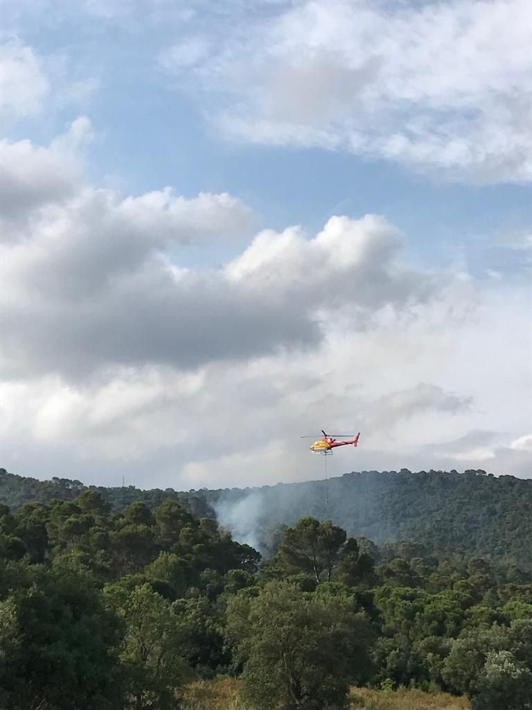 Un incendi crema una casa al cor de les Gavarres