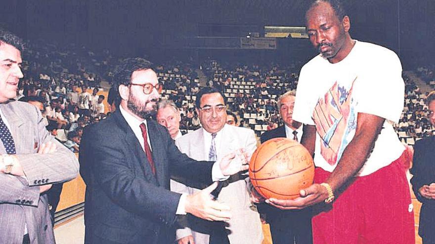 Joaquím Vidal, Narcís Serra, Joaquim Nadal i Moses Malone el dia de la inauguració, abans de la cistella inicial.