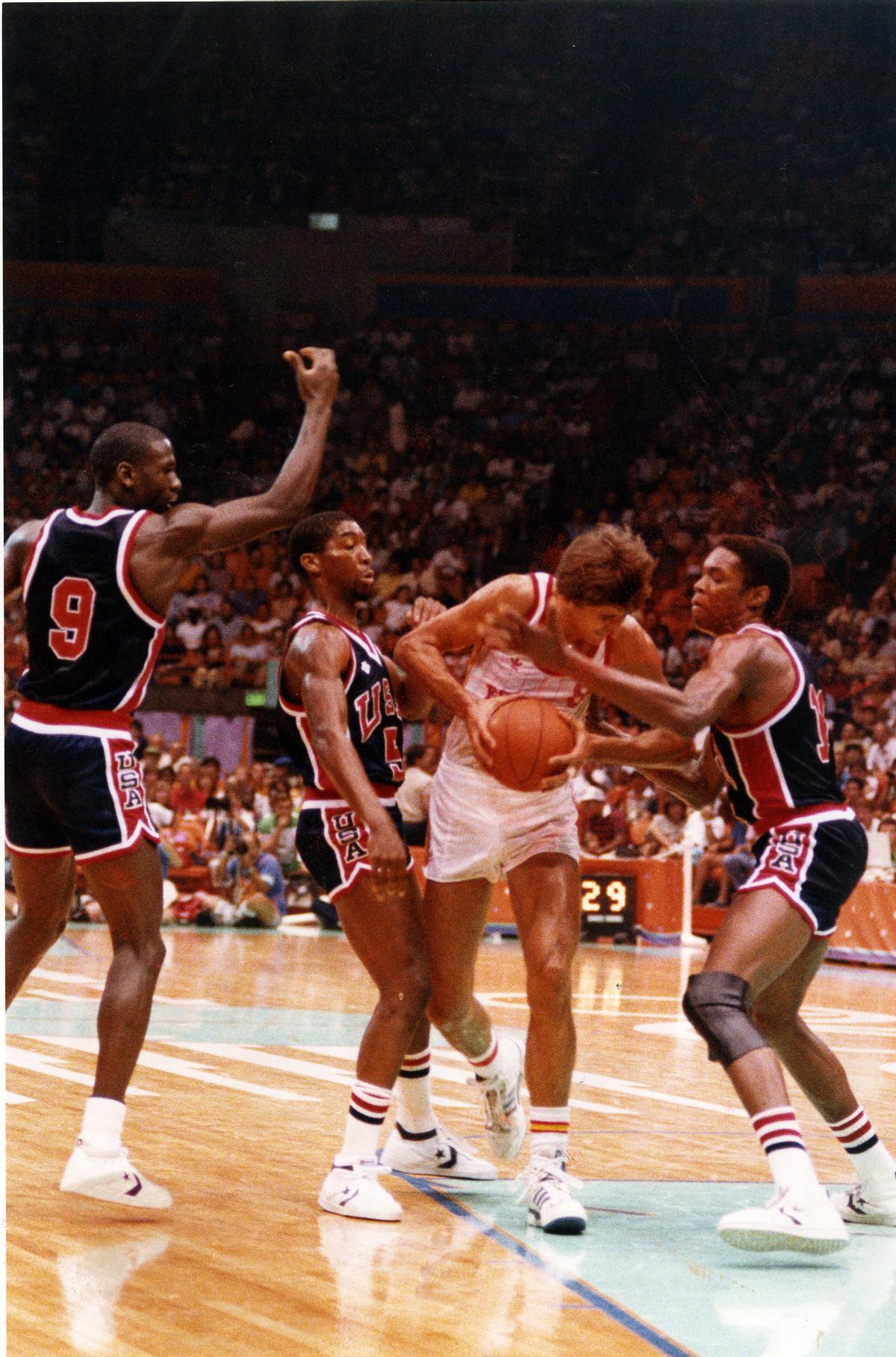 Andrés Jiménez trata de avanzar, con Michael Jordan a la izquierda (9), en la final de los JJOO de Los Ángeles de 1984.
