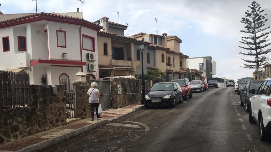 Una vecina transita por una de las calles del barrio de La Patera.