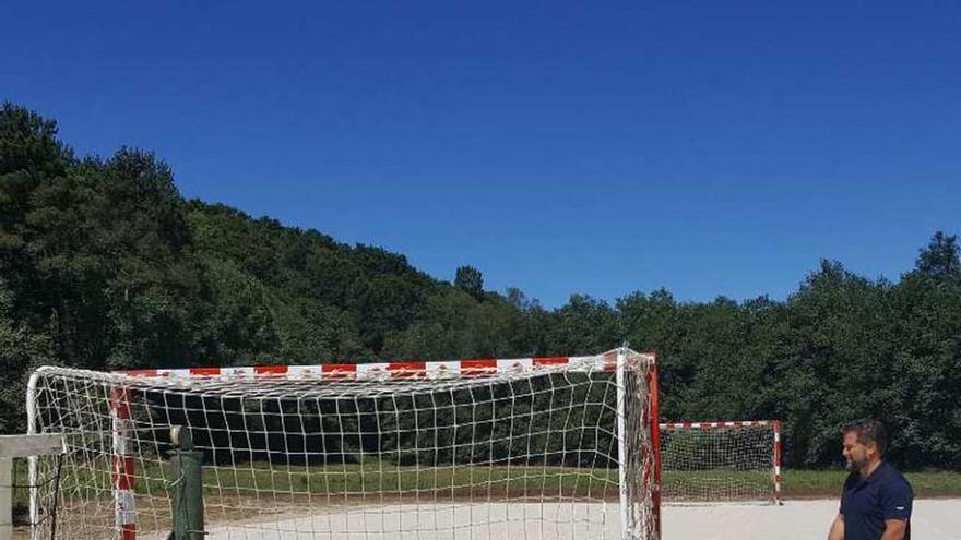 Medela supervisa una de las canchas de Vilatuxe.