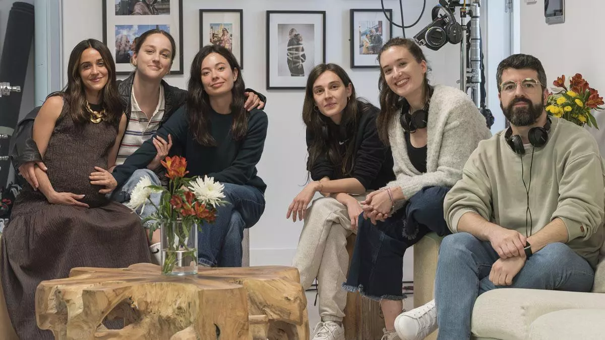 Movistar Plus+ hace oficial la serie de la novela de Victoria Martín: reparto completo y sinopsis de 'Se tiene que morir mucha gente'