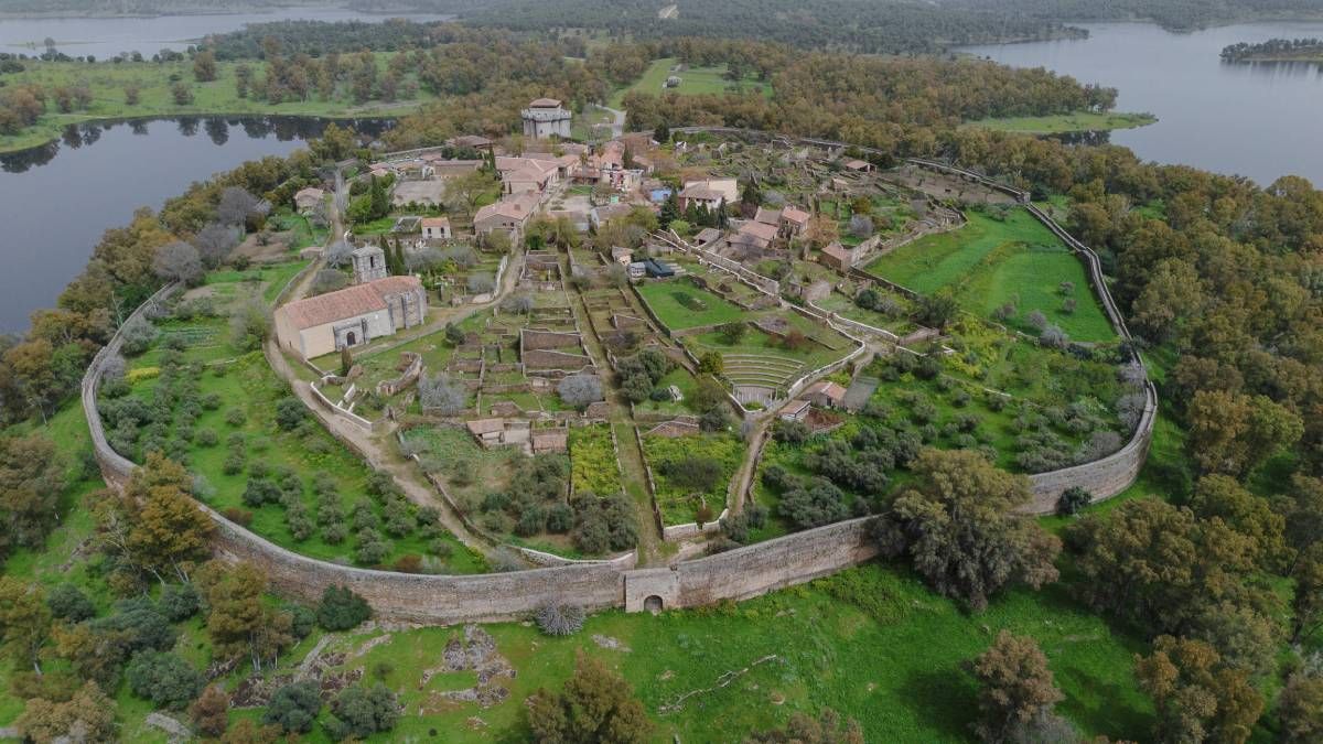 La increíble muralla medieval de Granadilla