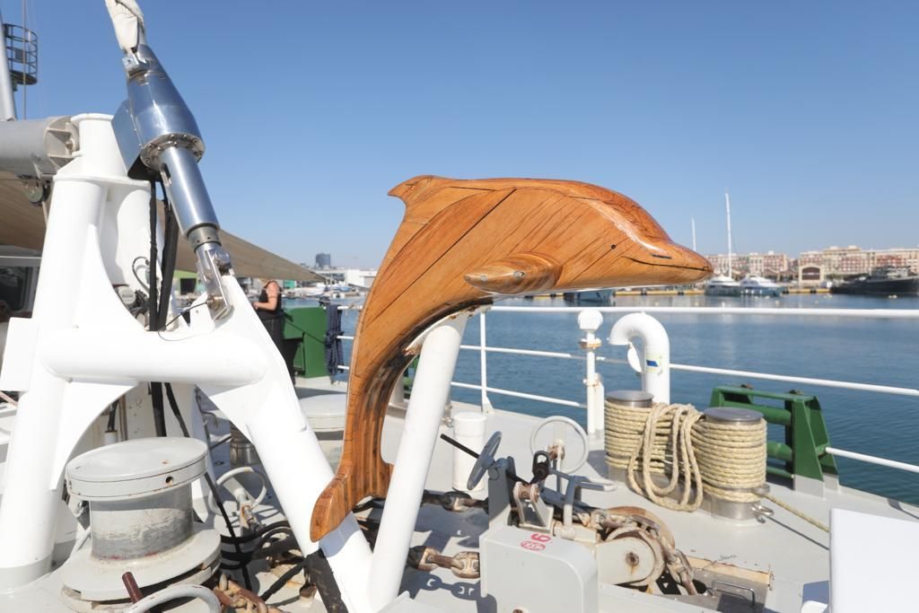 El Rainbow Warrior, buque de Greenpeace, abre sus puertas en València