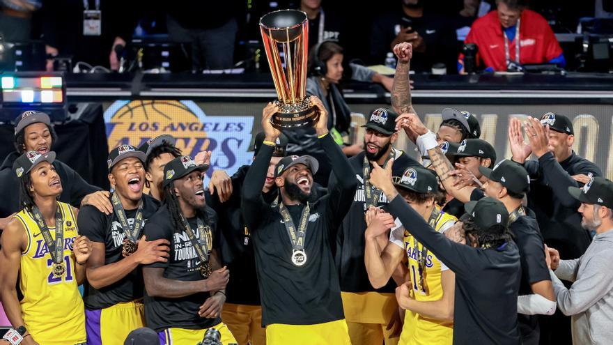 Los Ángeles Lakers, campeones de la primera edición de la Copa NBA.