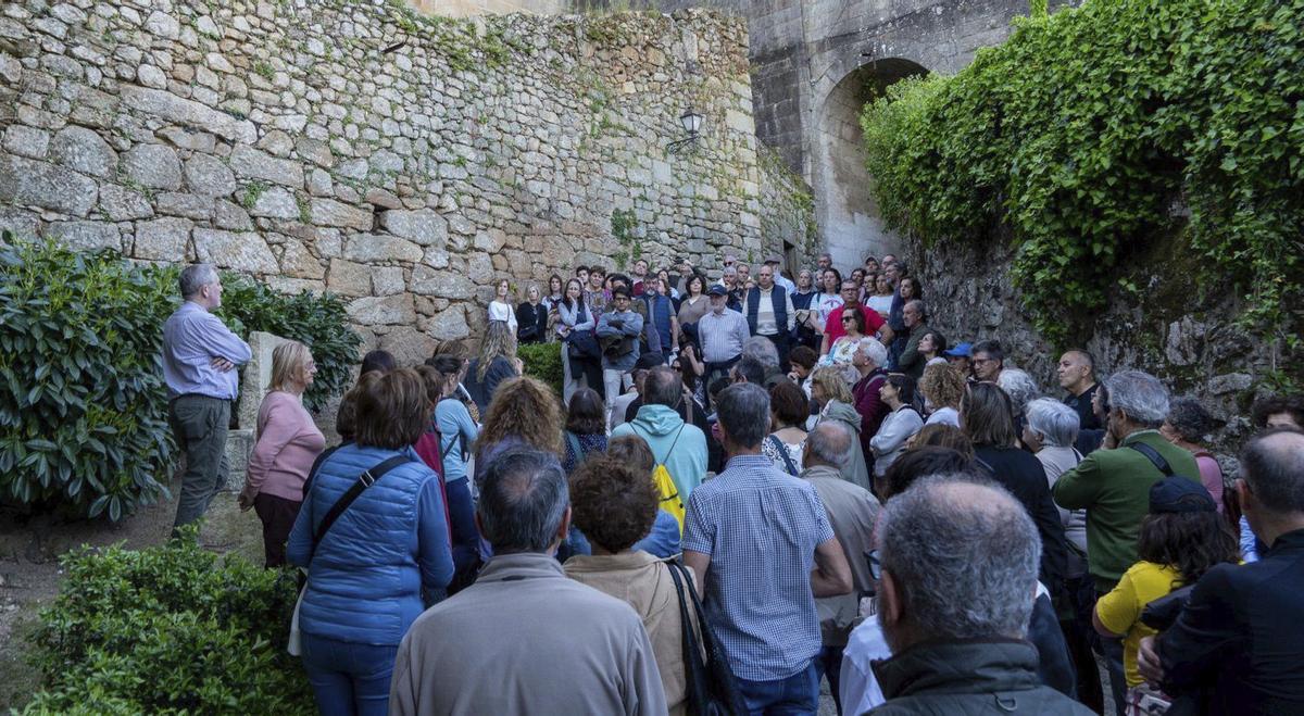 Un momento de la ruta, con la guía dando explicaciones.