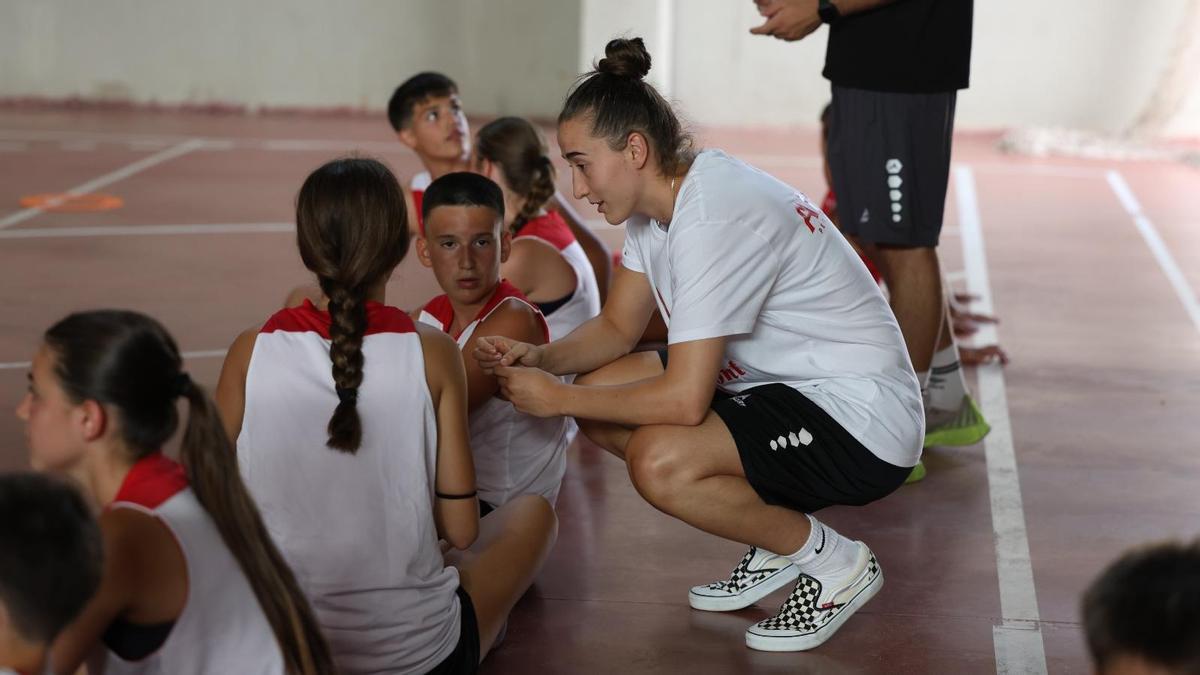 Carla Brito, con los niños y niñas del Campus de Albarracín.