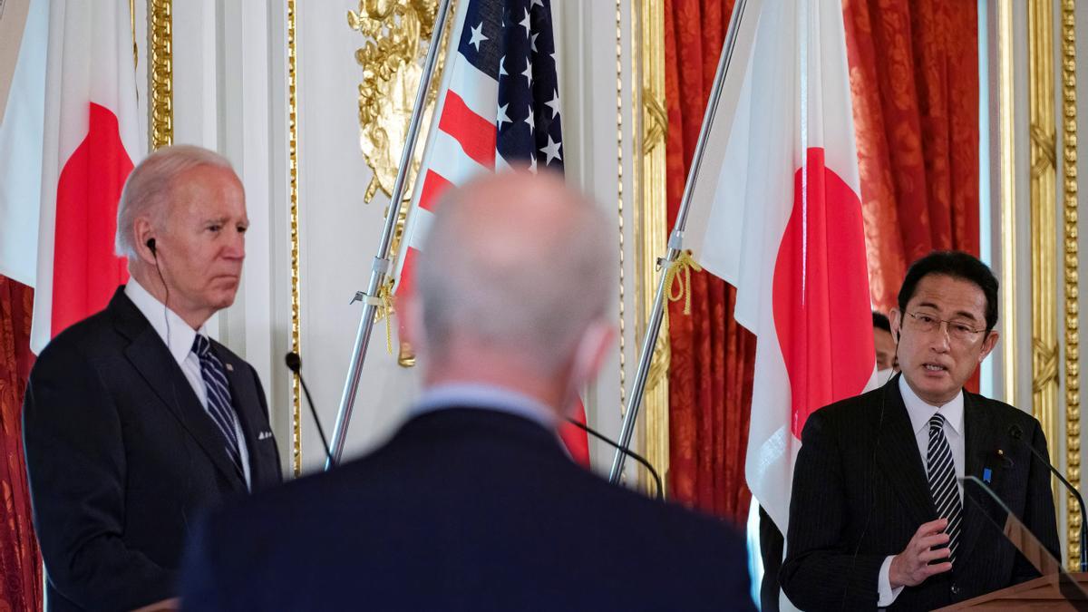 El presidente de EEUU, Joe Biden, escucha al primer ministro japonés en Tokio.